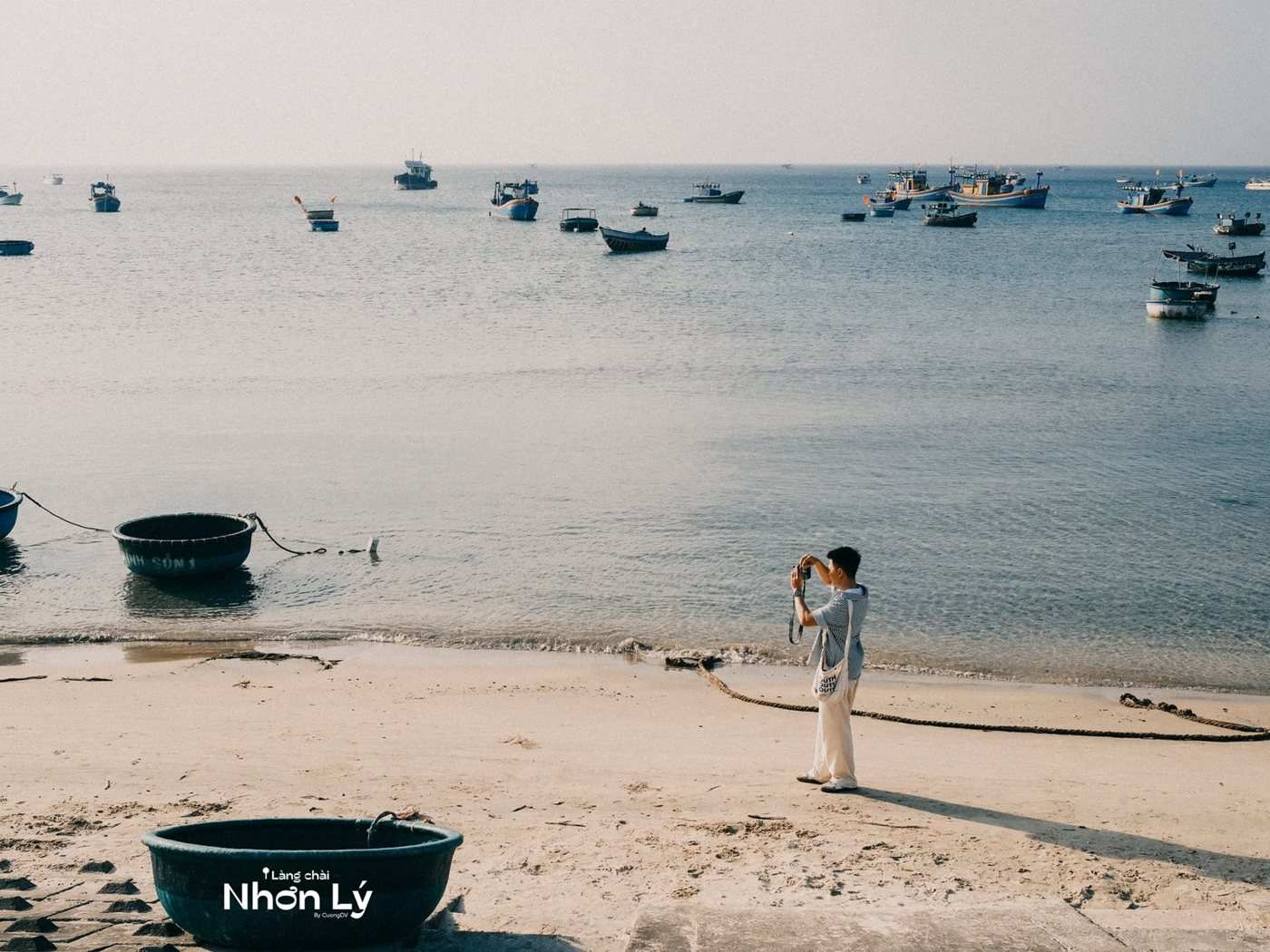 Bãi biển làng chài Nhơn Lý với thuyền thúng
