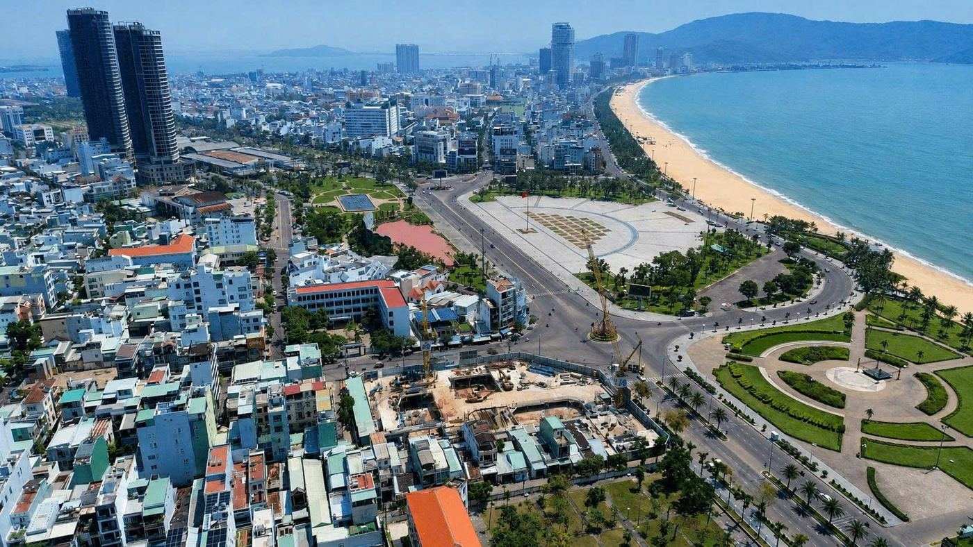 Vị trí dự án giữa quảng trường, biển và thành phố