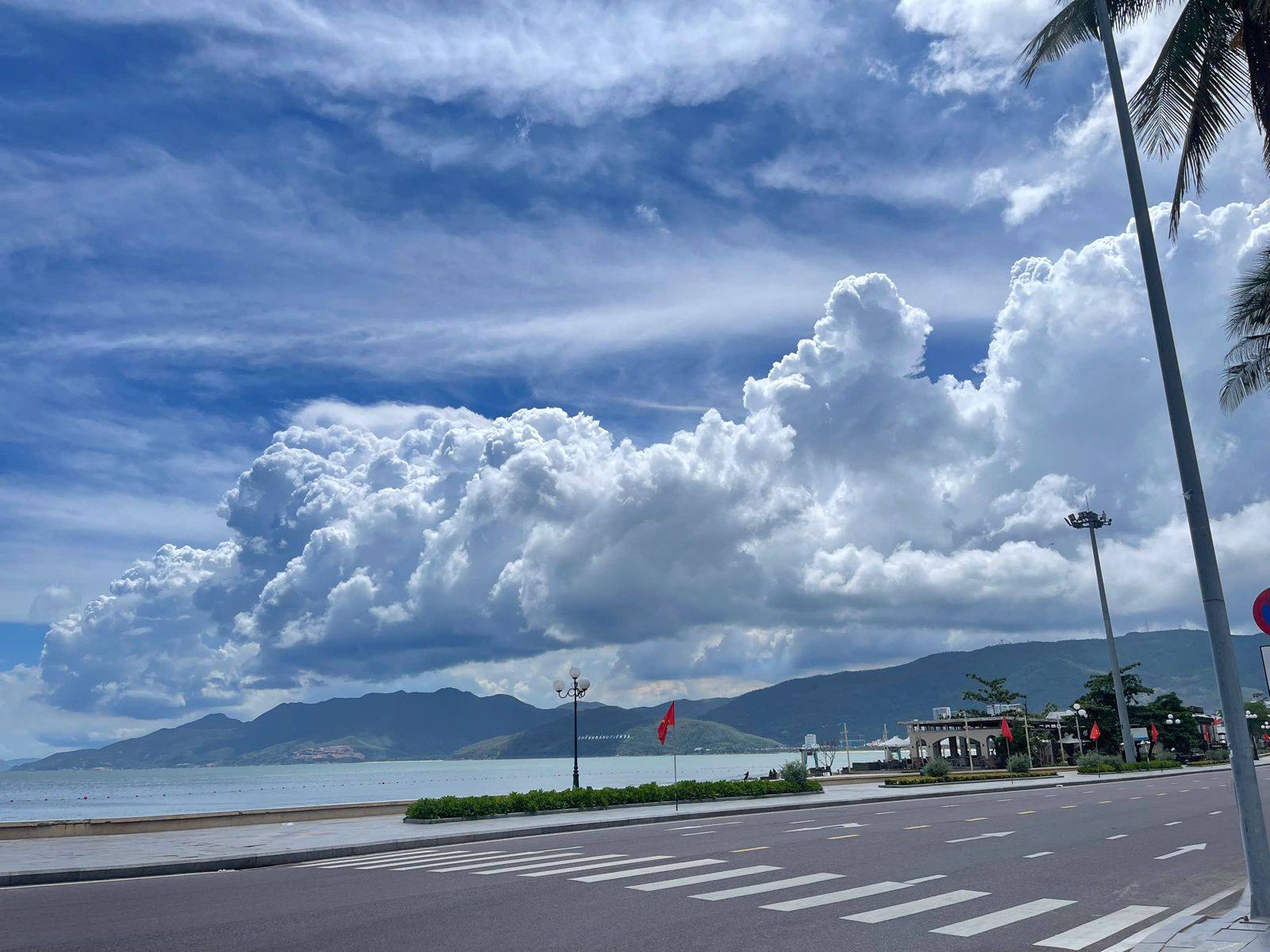Đường ven biển An Dương Vương, phía xa là Ghềnh Ráng Tiên Sa