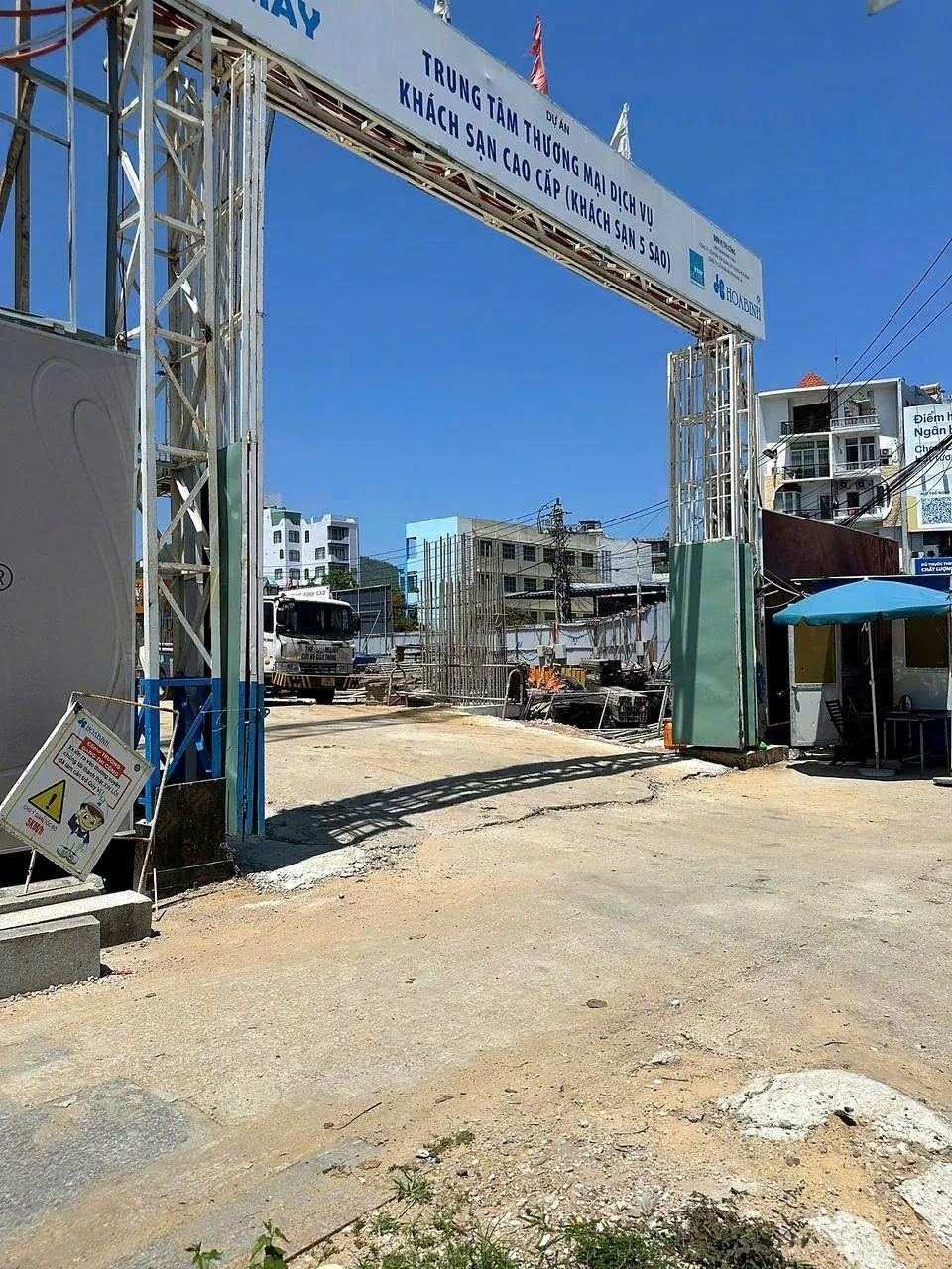 Cổng công trường dự án
