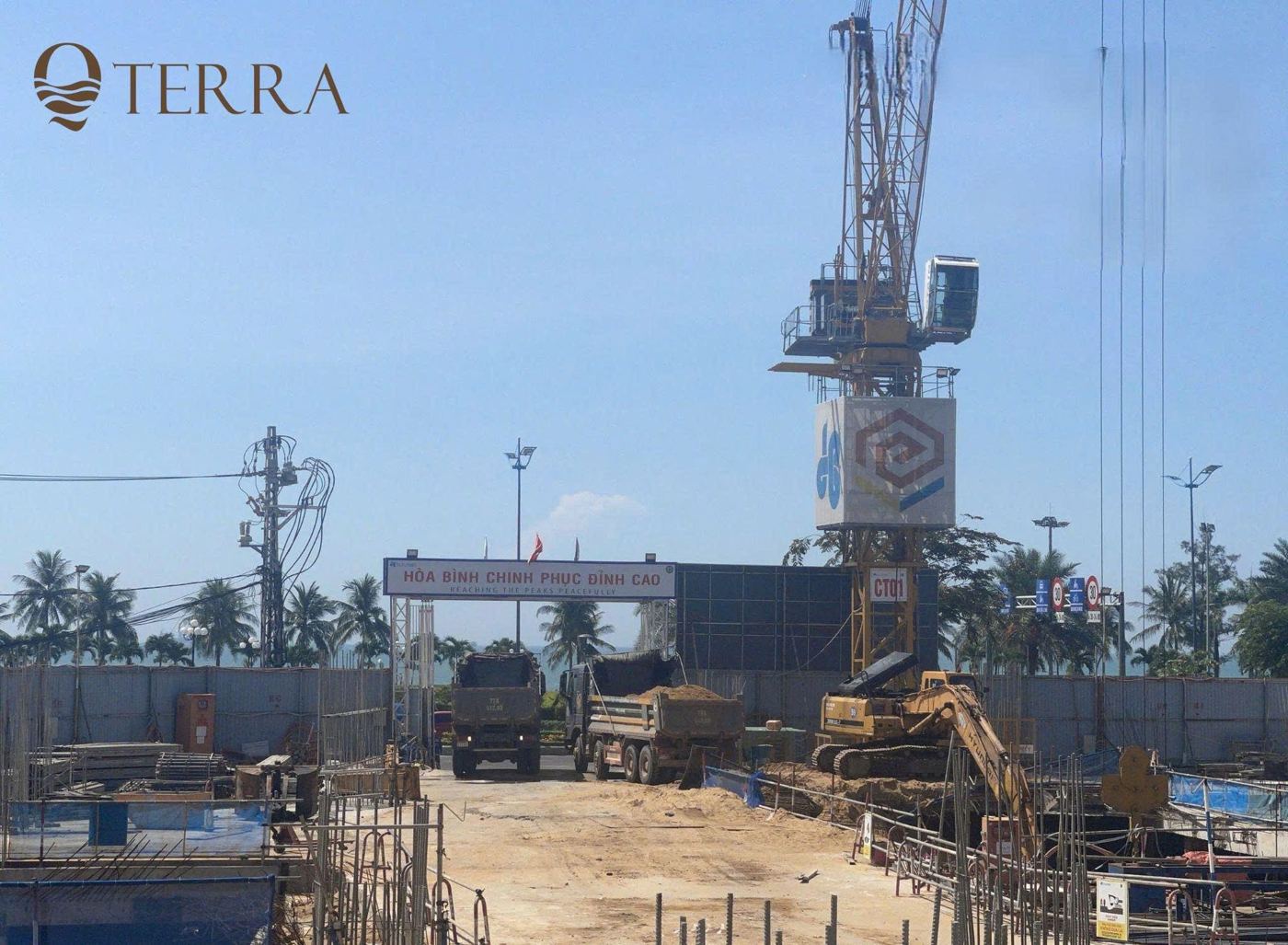 Cổng công trường nhìn ra biển