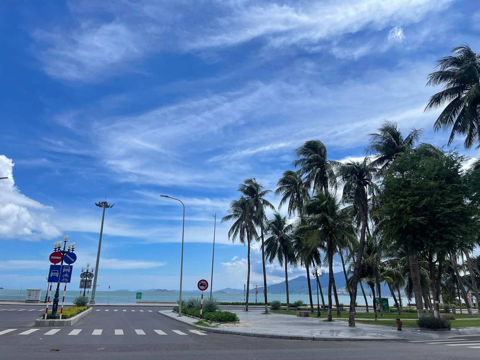 Công viên ven biển, nhìn về dãy núi phía Ghềnh Ráng